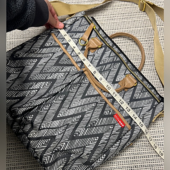 Skip Hop Duo Special Edition Zebra Chevron diaper bag crossbody 14”x15” - Picture 8 of 8